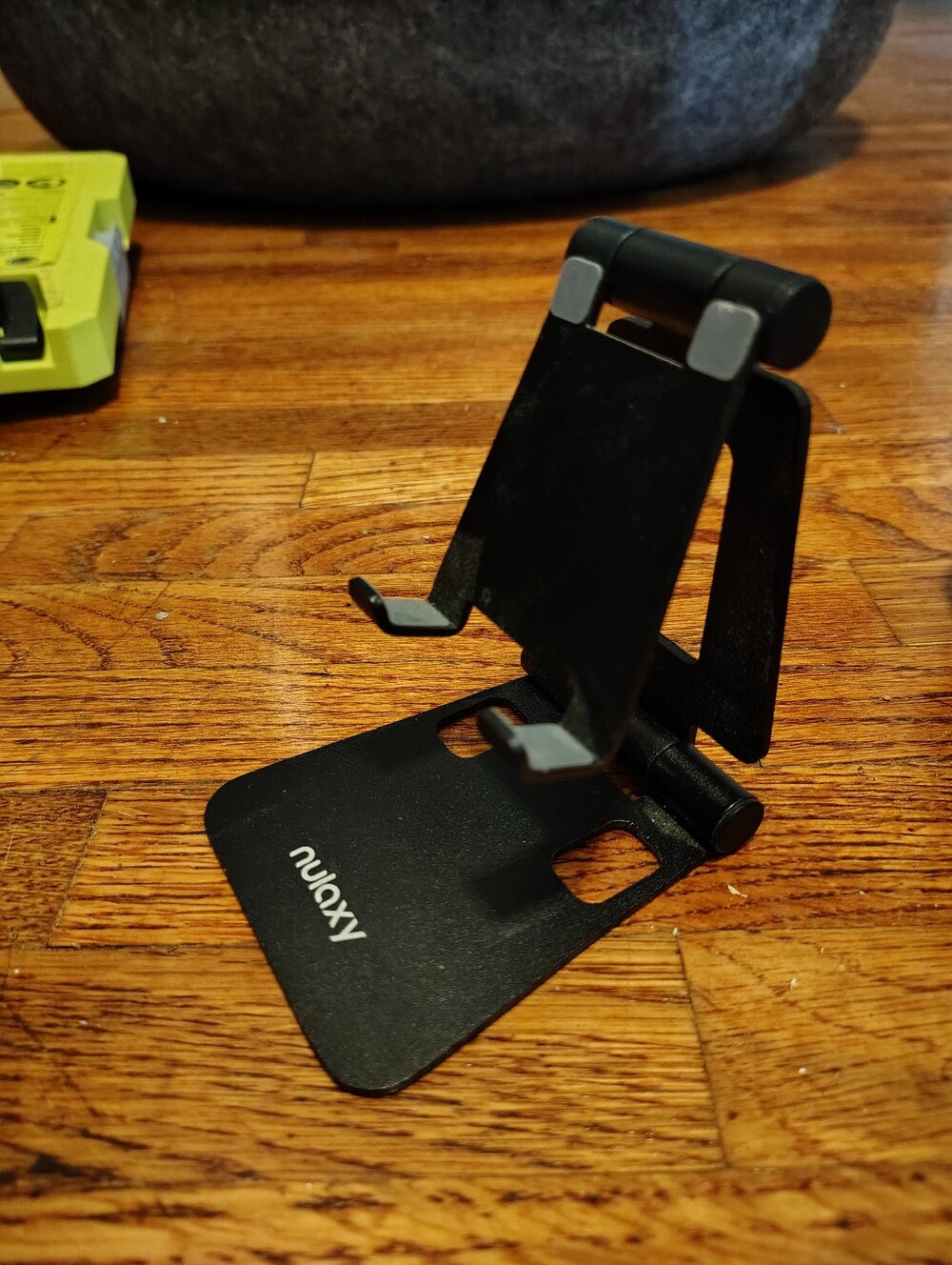 Desktop Phone Holder in Black Metal